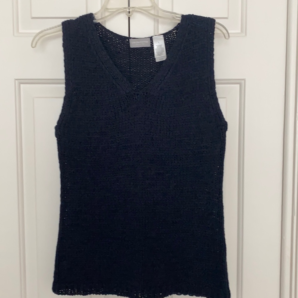Sleeveless pullover top